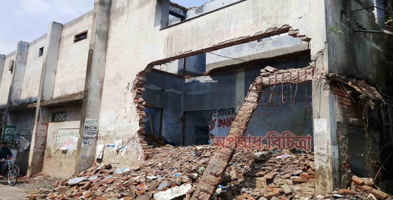 গোপালগঞ্জ পৌরচেয়ারম্যানের ধৃষ্টতা আদালতের নির্দেশনা উপেক্ষা সংখ্যালঘু উপর নির্যাতন বন্ধে প্রধানমন্ত্রীর হস্তক্ষেপ কামনা