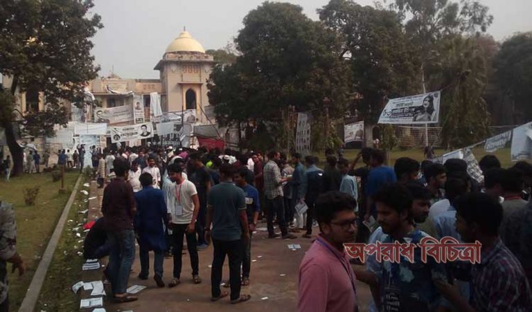 এসএম হলের লাইন কোনোভাবেই ছোট হচ্ছে না