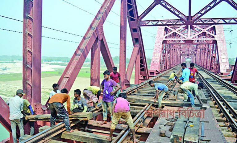 বাতিল করা স্লিপারই  হার্ডিঞ্জ সেতুতে লাগানো হচ্ছে