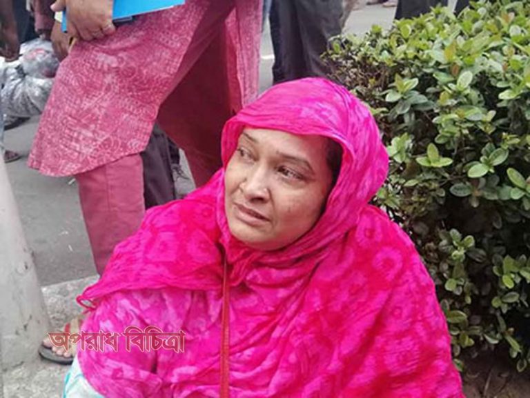 ধোঁয়ায় আমার নিশ্বাস বন্ধ হয়ে আসছে মা