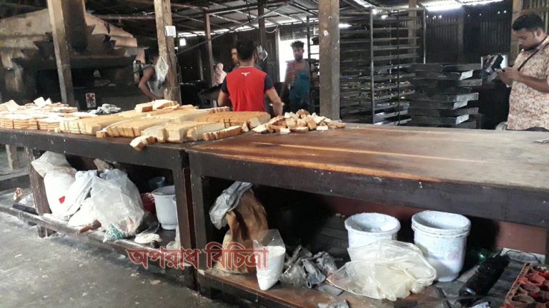 অস্বাস্থ্যকর ও নোংরা পরিবেশে তৈরি হচ্ছে বেকারি পণ্য