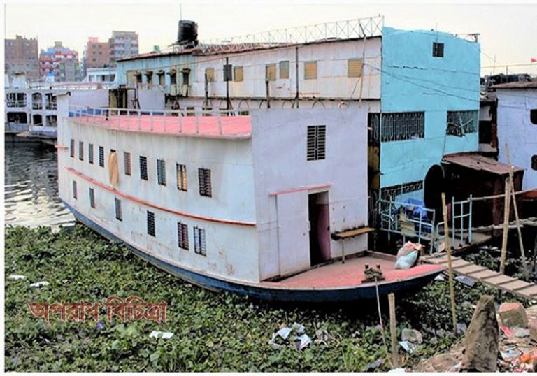 রাজধানীর বুকে নৌকা বোডিং