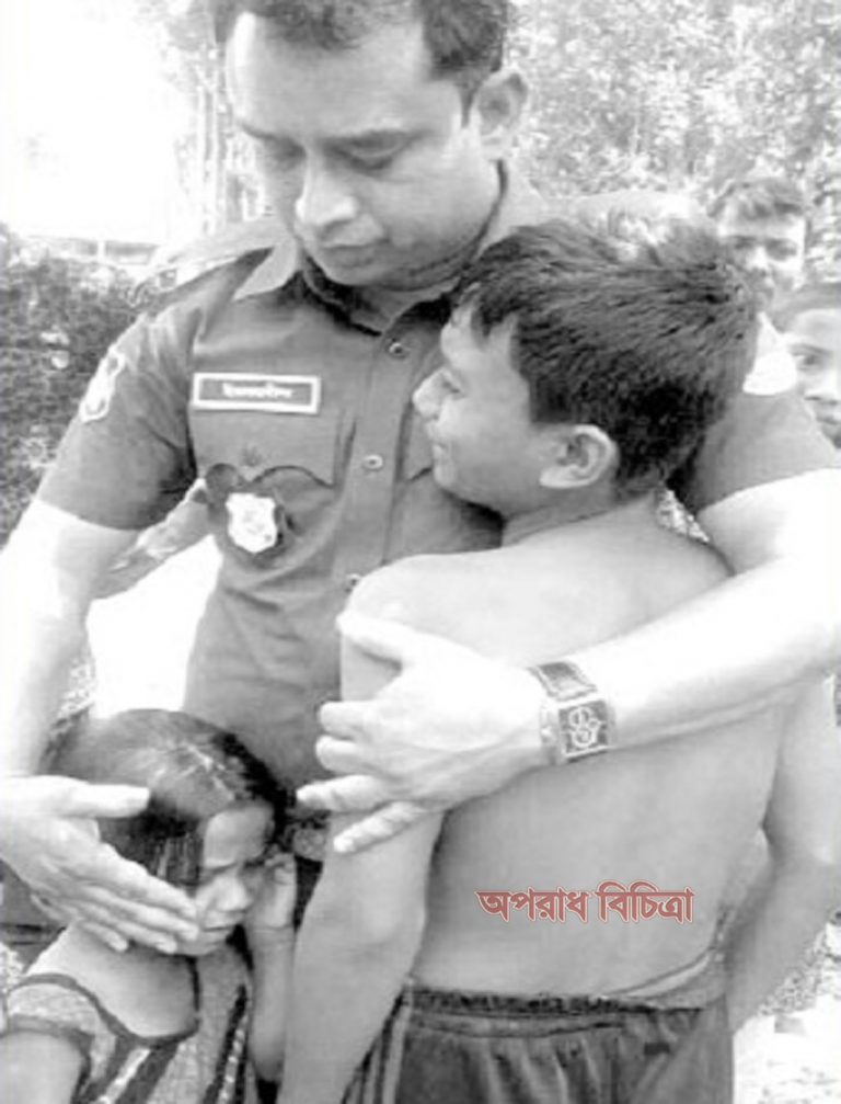 শিশুকে কোলে নিয়ে বুকে জড়িয়ে সান্তনা দেন ওসি