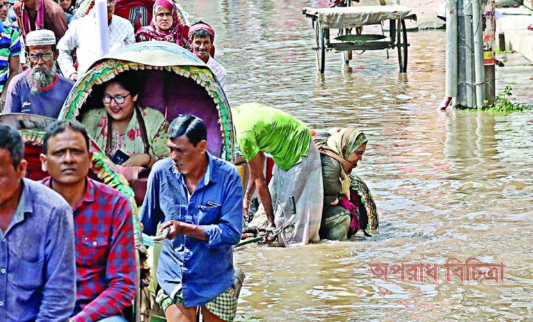 চৈত্র মাসেই বৃষ্টিতে পানি জমে একাকার হয়ে যাচ্ছে রাজধানী ঢাকা