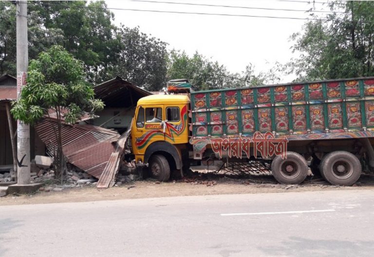 লালমনিরহাটে ঘূর্ণিঝড়ে প্রায় ৫০০টি বাড়ি লন্ডভন্ড