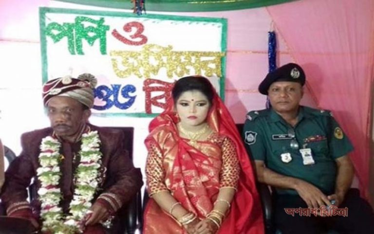 মানুষের কাছে ধরা দিল এক পুলিশ কর্মকর্তা