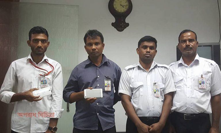 লাগেজ কেটে মালামাল চুরির সময় চারজনকে আটক