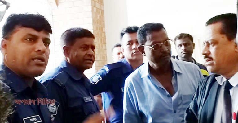 দেনদরবার শুনে ফেলায় এক সাংবাদিকে মারলেন কনস্টেবল