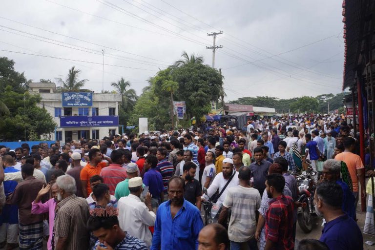 শ্রীনগরে রাক্ষুসে পল্লী বিদ্যুতের প্রি-প্রেইডমিটার  স্থাপন বন্ধের দাবিতে মানববন্ধন ও বিক্ষোভ মিছিল