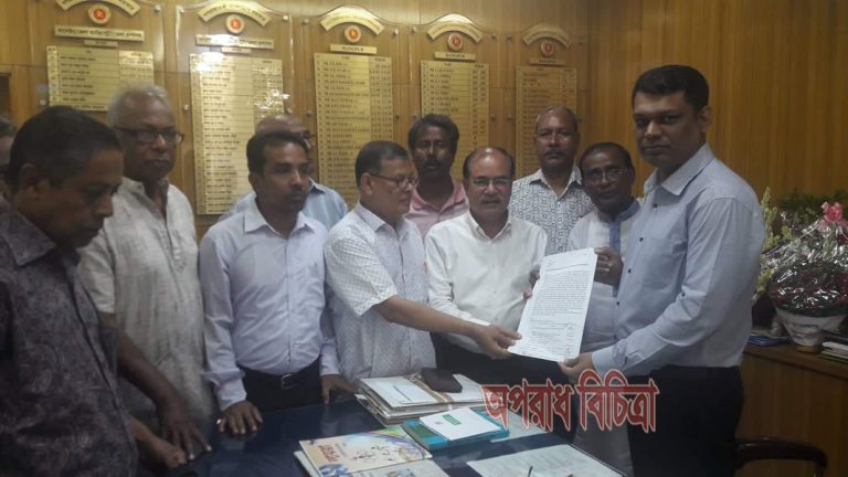 ঐতিহ্যবাহী মন্থনা পুকুর ভরাট করে  মার্কেট নির্মাণের প্রতিবাদে স্মারকলিপি পেশ
