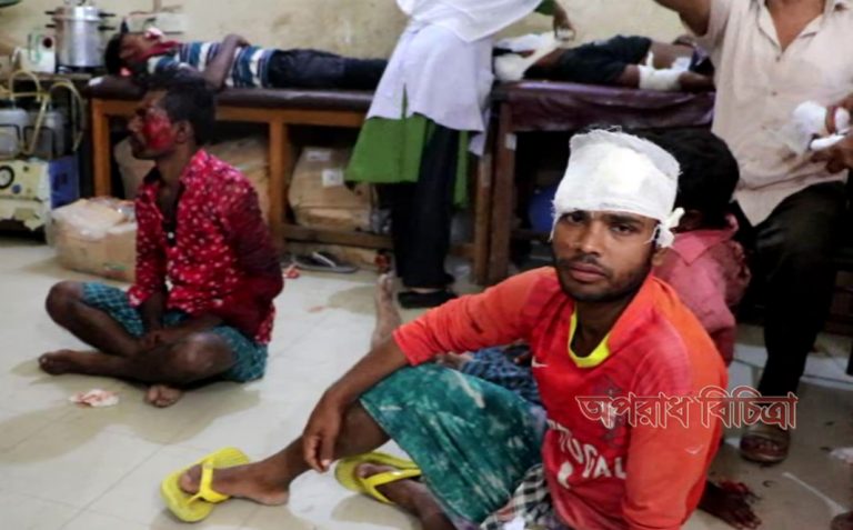 নোয়াখালীতে নির্মাণ শ্রমিকবাহী  পিকআপ উল্টে নিহত ৪, আহত ১৫