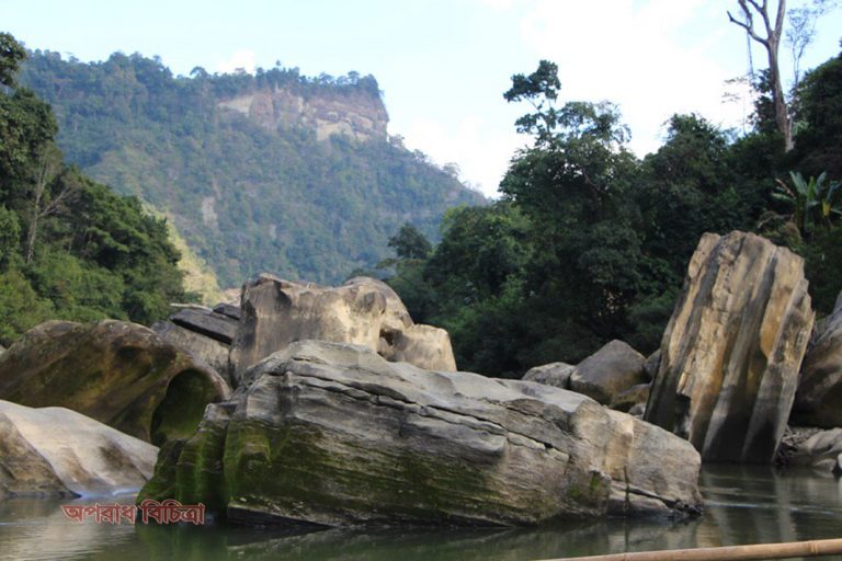 আটকা পড়া  পর্যটকদের সাথে যোগাযোগ করা সম্ভব হচ্ছে না