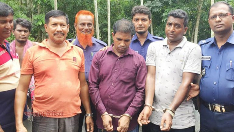 ৭১ বাংলা টিভির সাংবাদিক ও ক্যামেরাম্যান গ্রেফতার