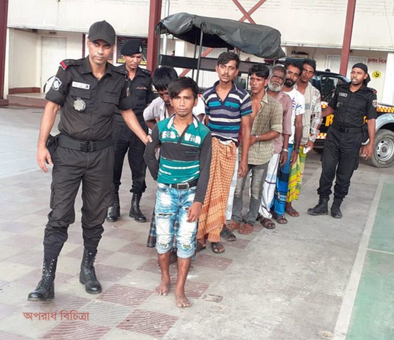 ছিনতাইকারী চক্রের ৮ সদস্য আটক