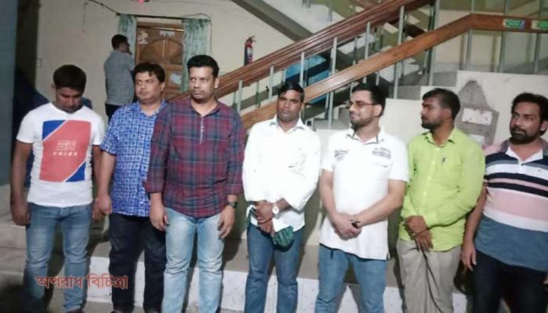 অবৈধভাবে লেনদেনের সময় সাতজনকে আটক
