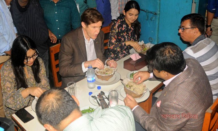 হাজীর বিরিয়ানির স্বাদ নেন মার্কিন যুক্তরাষ্ট্রের রাষ্ট্রদূত
