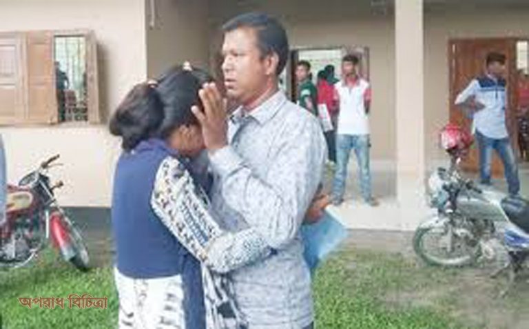 চাকরি পাওয়ার খুশিতে মেয়ের কান্না দেখে কেঁদে ফেলেন বাবাও