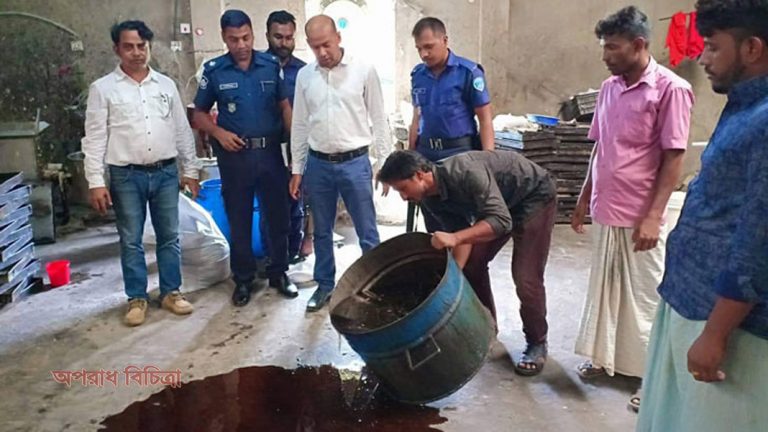 পঁচা ডিম ও ক্রিম দিয়ে তৈরি হচ্ছে কেক