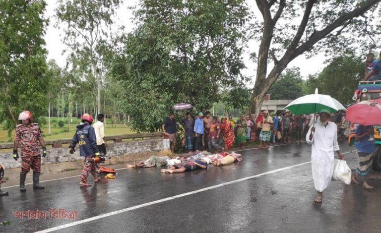 বোয়ালিয়ায় বাস আর লেগুনার সংঘর্ষে ৮ জন নিহত