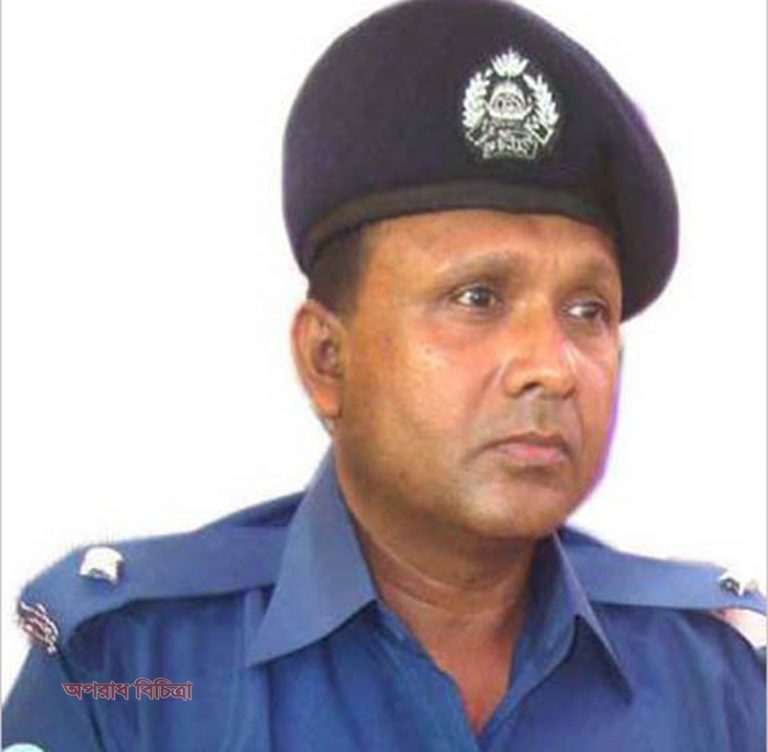 কাঠগড়ায় দাঁড়িয়ে থাকা ওসি মোয়াজ্জেম বলেন, ‘আমি নির্দোষ