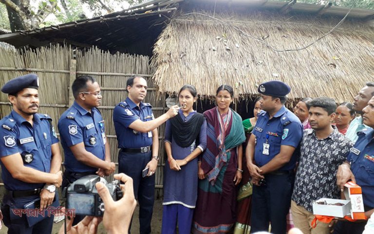 আমি দিনাজপুরের পুলিশ সুপার আপনাকে শুভেচ্ছা জানানোসহ মিষ্টি মুখ করাতে এসেছি