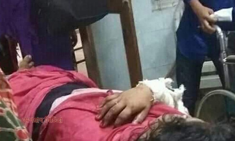 এক ছাত্রীকে প্রকাশ্যে দা দিয়ে কুপিয়ে জখম করেছে এক বখাটে