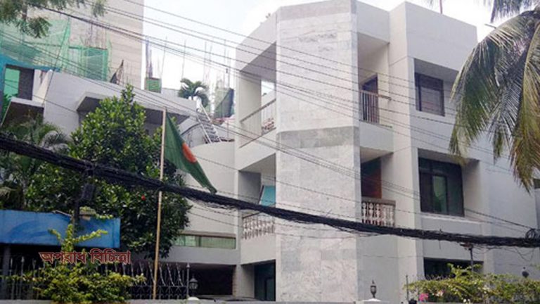 স্যার আজ বাসায় নেই, আপনারা অন্যদিন আসেন
