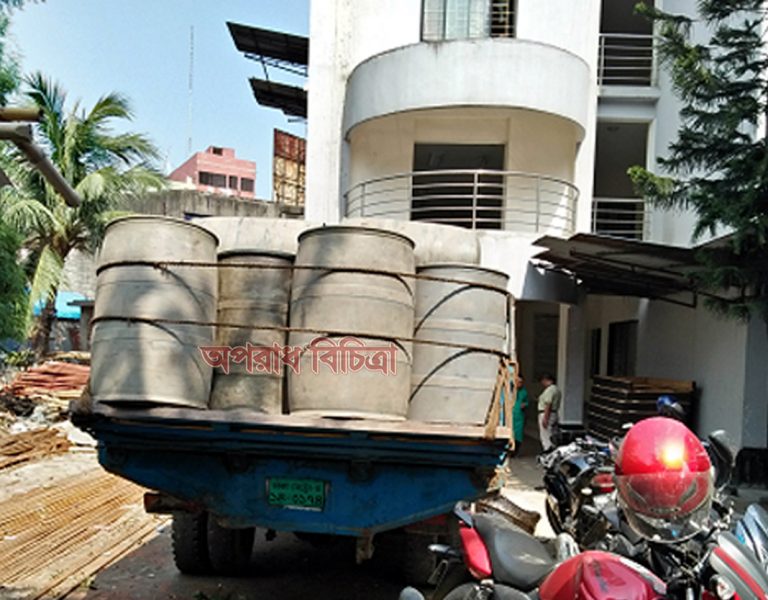 নারায়ণগঞ্জ জেলা থানা পুলিশের ছত্রছায়ায় চোরাই তেলের  ব্যবসা জমজমাট