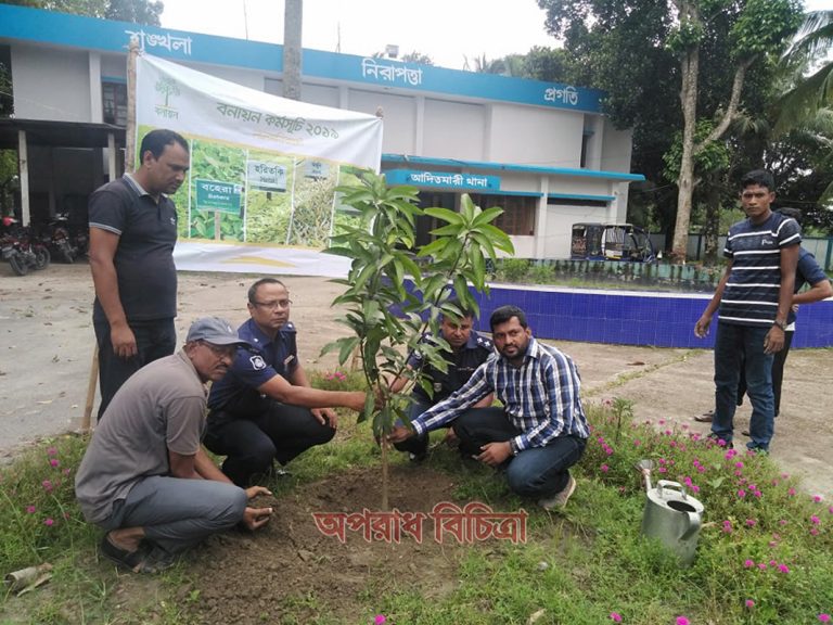 লালমনিরহাটের আদিতমারি থানায় ২২০টি ফলজ গাছ রোপন করলেন ওসি সাইফুল