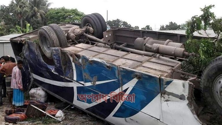ধামরাইয়ে দূত গতির বাস নিয়ন্ত্রণ হারিয়ে খাদে, নিহত ১