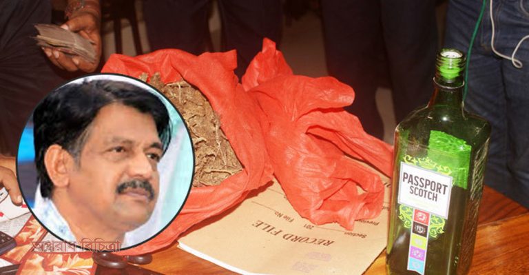 বরিশালে প্যানেল মেয়রের ক্লাবে জুয়ার সরঞ্জাম-মদ