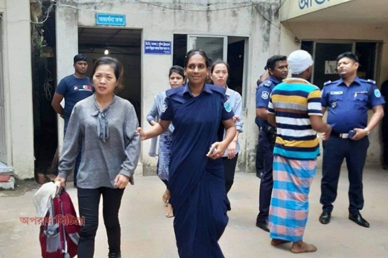নকল মোবাইল ফোন বিক্রির সময়ে দুই চিনা নারী আটক