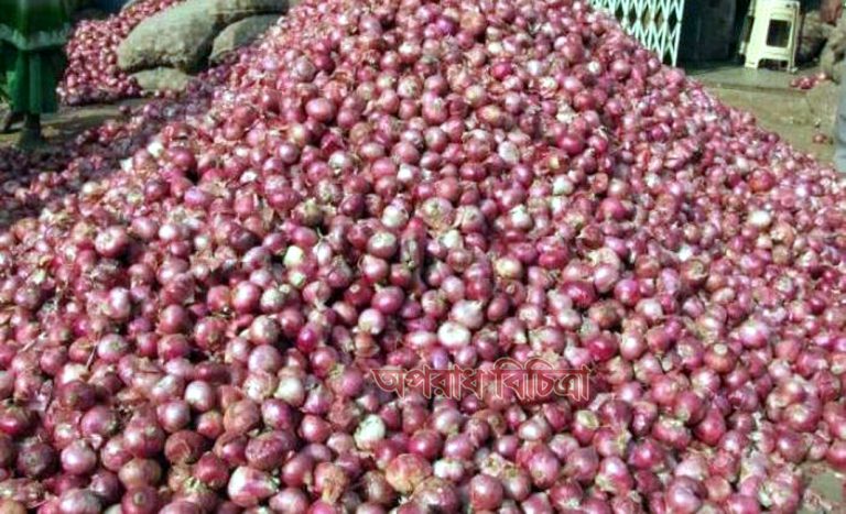 বেড়েছে পেঁয়াজের ঝাঁঝ