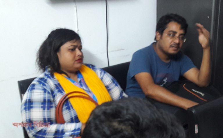 চাঁদাবাজি করতে গিয়ে ধরা খেলো মহিলা যুবলীগ নেত্রী