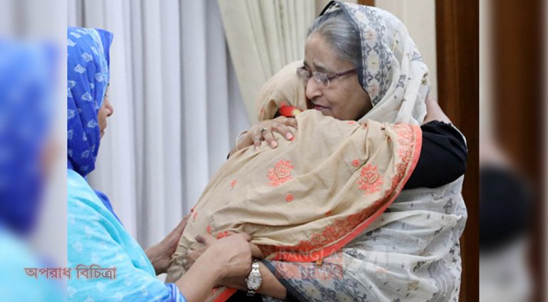 ফাহাদের মাকে বুকে জড়িয়ে সান্ত্বনা দেন প্রধানমন্ত্রী