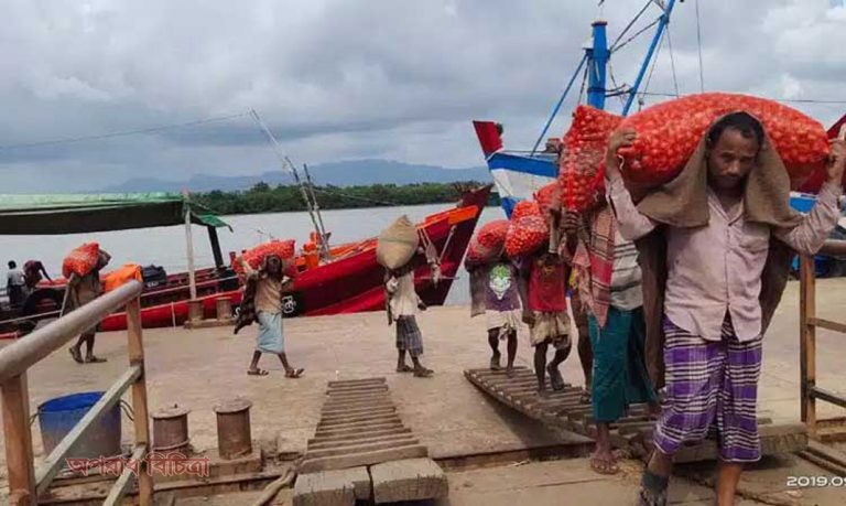 এ পর্যন্ত বাংলাদেশে পেঁয়াজ আমদানি হয়েছে তিন হাজার ৫৭৩ টন