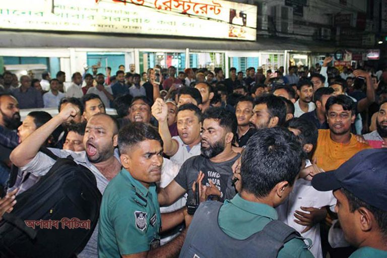 সম্রাটকে কারাগারে নিয়ে যাওয়ার সময় বিক্ষোভ করেন নেতাকর্মীরা