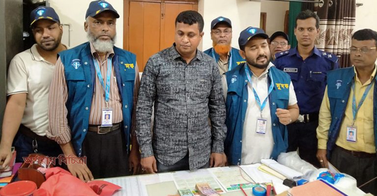 সাব-রেজিস্ট্রি অফিসের আলোচিত কেরানি রবিউলক আটক