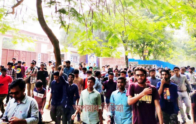 আন্দোলনে উত্তাল জাবি, সমাবেশ চলছে