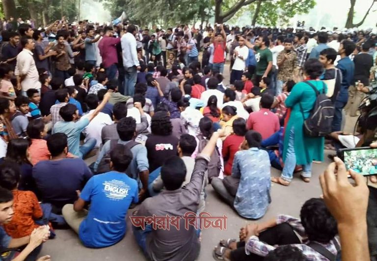 এবার পুলিশ পাহারায় পদত্যাগ ঠেকানোর চেষ্টা