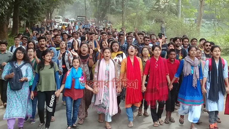 প্রশাসনের সিদ্ধান্তকে উপেক্ষা করেই জাবিতে মিছিল