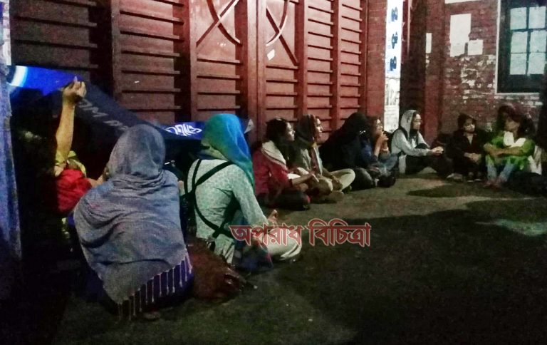 দিনে ব্যঙ্গাত্মক প্রদর্শনী রাতে হল খুলে দিতে বিক্ষোভ