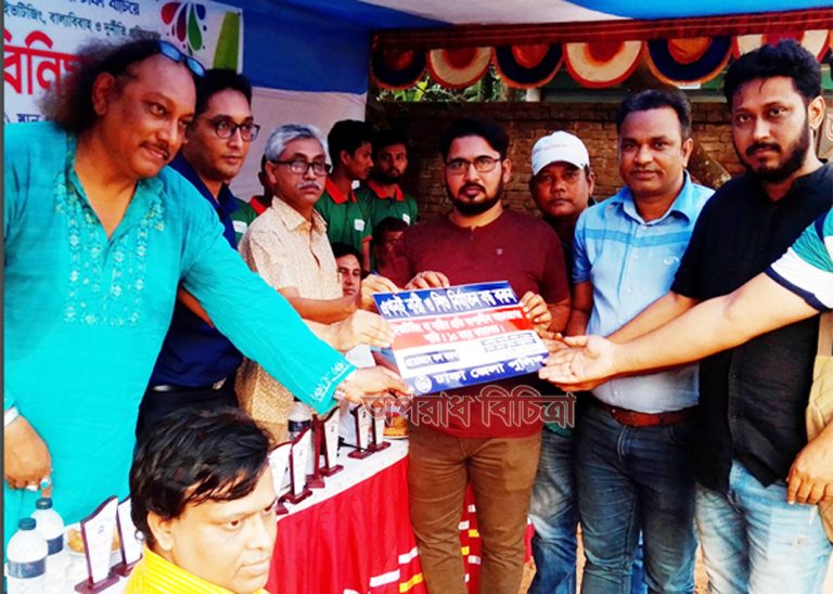 সাভারে দুর্নীতিকে লাল কার্ড প্রদর্শন করে শপথ নেয় বিদ্যালয়ের দুইশত শিক্ষার্থী