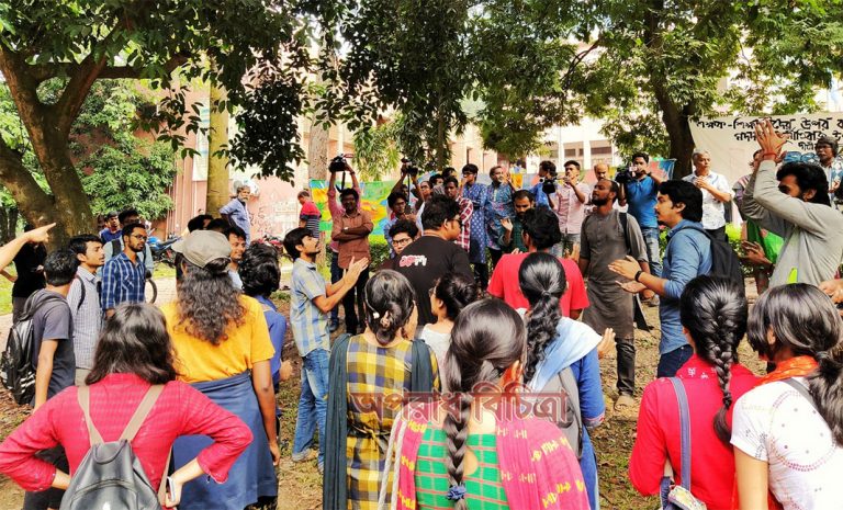 জাবিতে ভিসির অপসারণ দাবিতে বিক্ষোভ