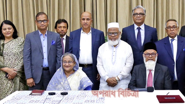 শীতার্তদের সাহায্যার্থে প্রধানমন্ত্রীর ত্রাণ তহবিলে  আল-আরাফাহ্ ইসলামী ব্যাংক লিমিটেড-এর কম্বল প্রদান