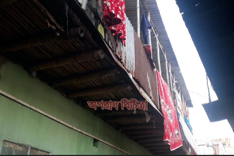সাভারে রডের পরিবর্তে বাঁশ দিয়ে নির্মাণ করা হয়েছে ঝুঁকিপূর্ণ ২ তলা বাড়ি