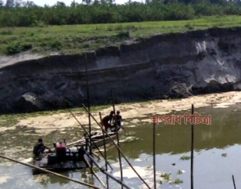 পুলিশকে টাকা দিয়ে অবৈধ ভাবে ধামরাইতে  বংশী নদীতে ড্রেজারে বাল ু উত্তোলন