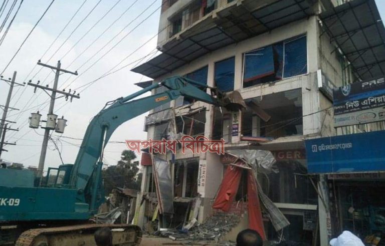 সাভারে সওজ’র অভিযানে মহাসড়কের দুই পাশের ৫ শতাধিক অবৈধ স্থাপনা উচ্ছেদ