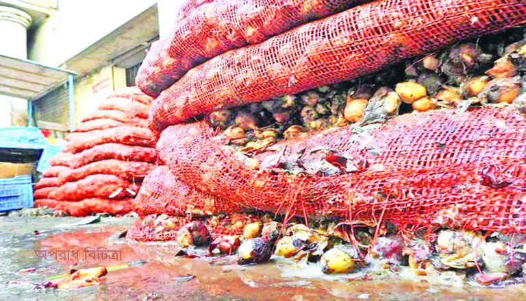 গুদামে মজুদ করে রাখা পেঁয়াজে পচন ধরেছে