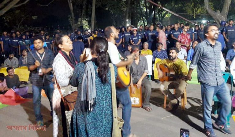 পুলিশ দিয়ে পরিবারকে এ ধরনের হয়রানি কেন